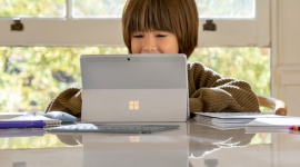 Surface Go 2 trafia do sprzedaży IT i technologie, LIFESTYLE - Nowe urządzenie z linii Microsoft Surface, Surface Go 2 jest już dostępne w sprzedaży. Urządzenie 2w1 charakteryzuje smukła, lekka i mobilna konstrukcja. W zależności od wariantu, cena Surface Go 2 zaczyna się od 2199 zł.