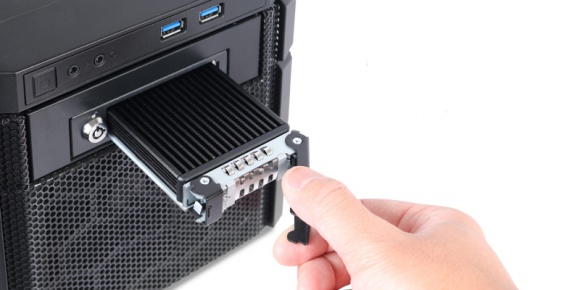 Nowość od Icy Dock - kieszeń ToughArmor MB601M2K na dyski M.2 NVMe IT i technologie, LIFESTYLE - ToughArmor MB601M2K-1B to wytrzymała, przenośna kieszeń M.2 NVMe, obsługująca ultraszybki transfer danych 32 Gb/s przy użyciu dysków SSD M.2 PCIe NVMe wszystkich długości oraz marek w tym Samsung, Western Digital, Intel, Crucial, Corsair, Adata.