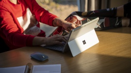Wygodna technologia IT i technologie, LIFESTYLE - Jeśli brakuje Ci już pomysłów, jakie jeszcze wygodne pozycje w trakcie dłuższych sesji można przyjąć podczas korzystania z komputera, to mamy dla Ciebie kilka ciekawych propozycji, które sprawdzimy na podstawie Surface Go 2!