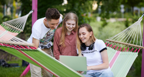 Bądź cyberbezpieczny na wakacjach IT i technologie, LIFESTYLE - Wakacje to czas luzu i beztroski. Choć czasem warto odpocząć od codziennych obowiązków, to nie można zapomnieć o zapewnieniu sobie i bliskim bezpieczeństwa.