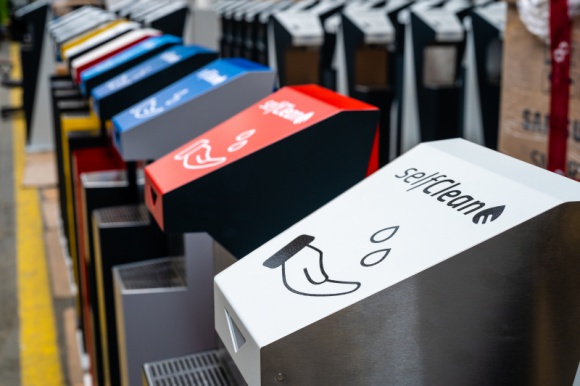 SelfMaker wspiera społeczność lokalną w walce z COVID-19 IT i technologie, LIFESTYLE - SelfMaker, Polska firma technologiczna z Łodzi, włączyła się w walkę z pandemią i wspiera społeczności lokalne. Na potrzeby różnych instytucji oraz WOŚP przekazała łącznie 18 w pełni automatycznych stacji dezynfekujących – SelfClean.
