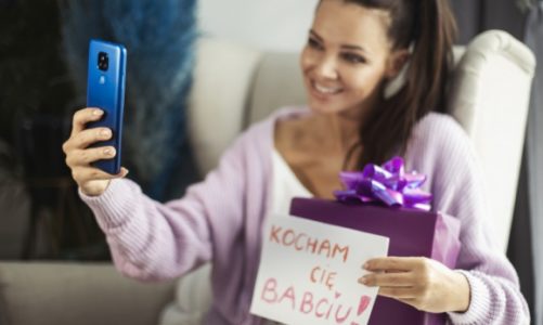 Wykorzystaj smartfon, by złożyć kreatywne życzenia swoim dziadkom