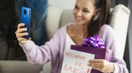 Wykorzystaj smartfon, by złożyć kreatywne życzenia swoim dziadkom IT i technologie, LIFESTYLE - Zespół Motoroli przychodzi Ci z pomocą w tym zadaniu i podpowiada, co możesz zrobić, korzystając ze swojego smartfonu.