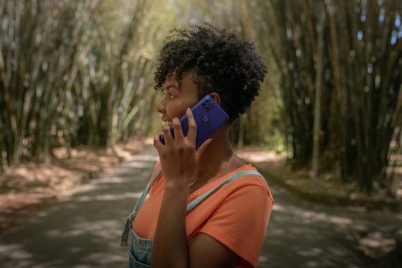Jak wycisnąć z baterii smartfonu jak najwięcej? Motorola podpowiada IT i technologie, LIFESTYLE - Specjaliści Motoroli przedstawiają cztery najważniejsze sposoby na znaczne wydłużenie czasu działania baterii w smartfonach.